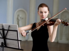 バイオリンを弾く女性-画像